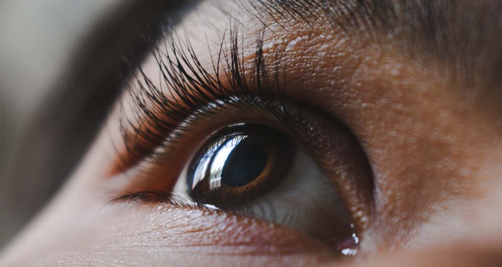 Чому сіпається око: основні причини та способи усунення Чому сіпається око